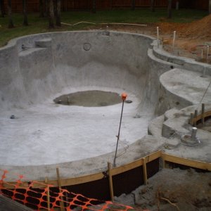 Morning after gunite day before watering again v2 showns sun bench and steps.jpg