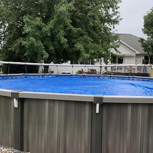 Mounting a solar reel at the end of a round pool?