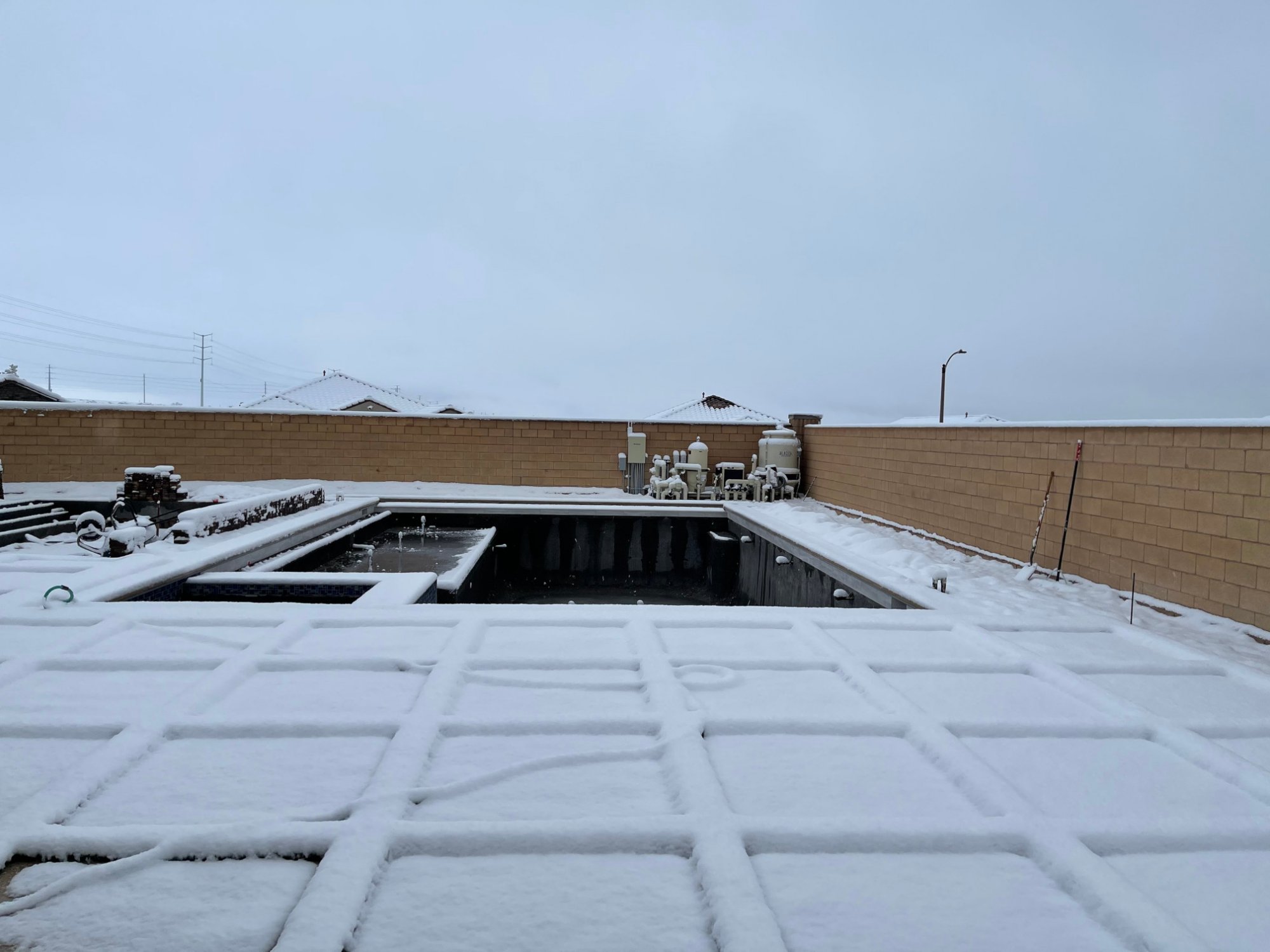 1snow-e.jpg