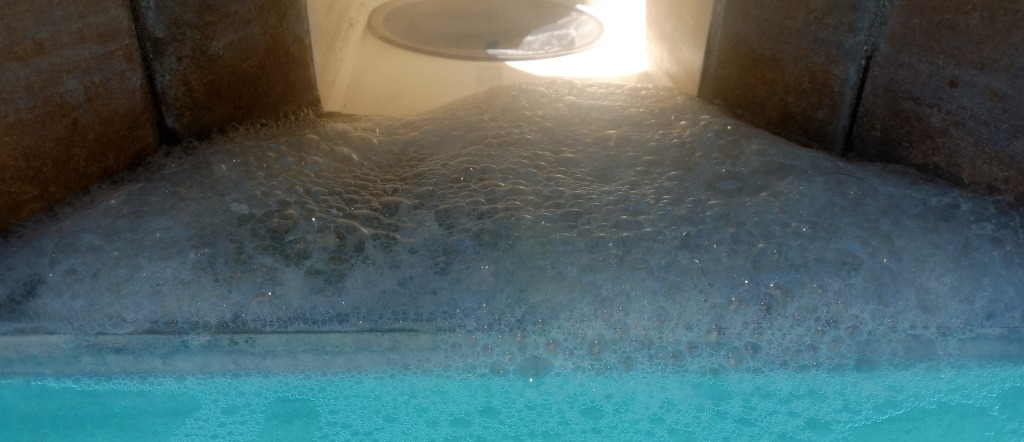 bubbling_off_skimmer_scale_using_undiluted_acid.jpg
