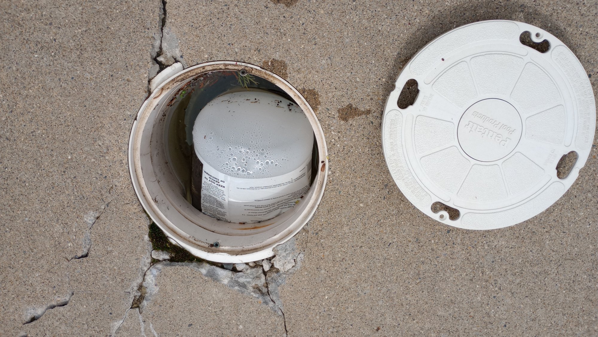 FORTWAYNE_HOUSE_POOL_DECK_CONCRETE_CRAKS_SURROUNDING_SKIMMER.jpg