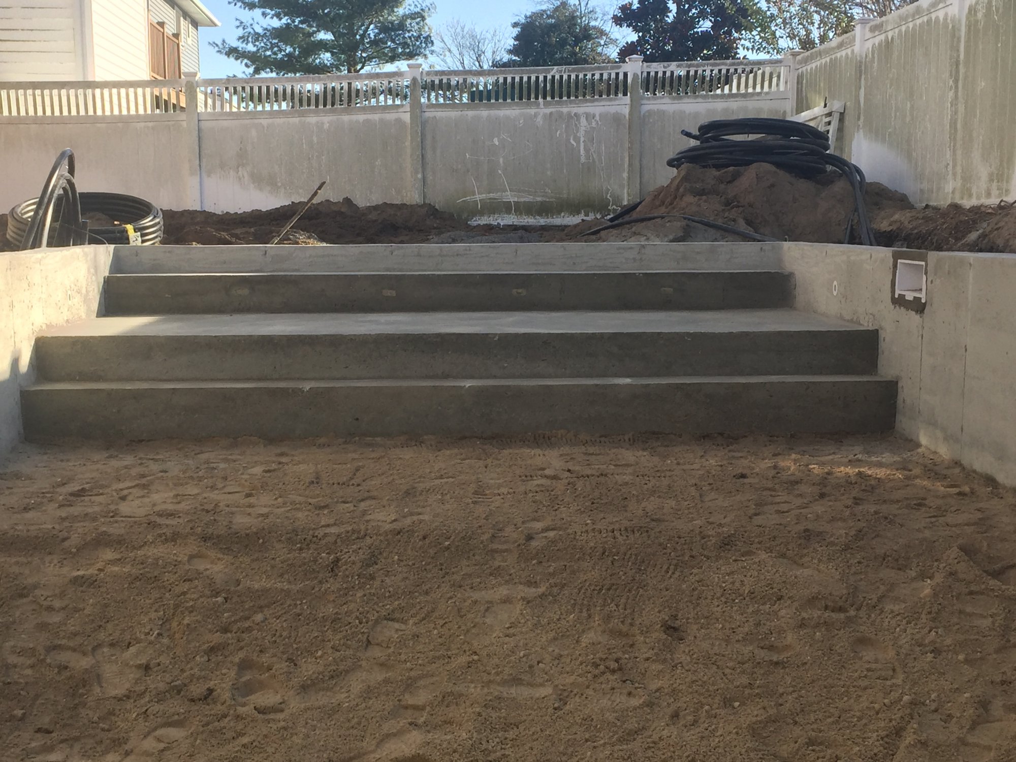 steps-shelf from in pool view.JPG