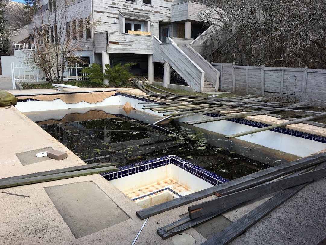 uncovered_pool.JPG